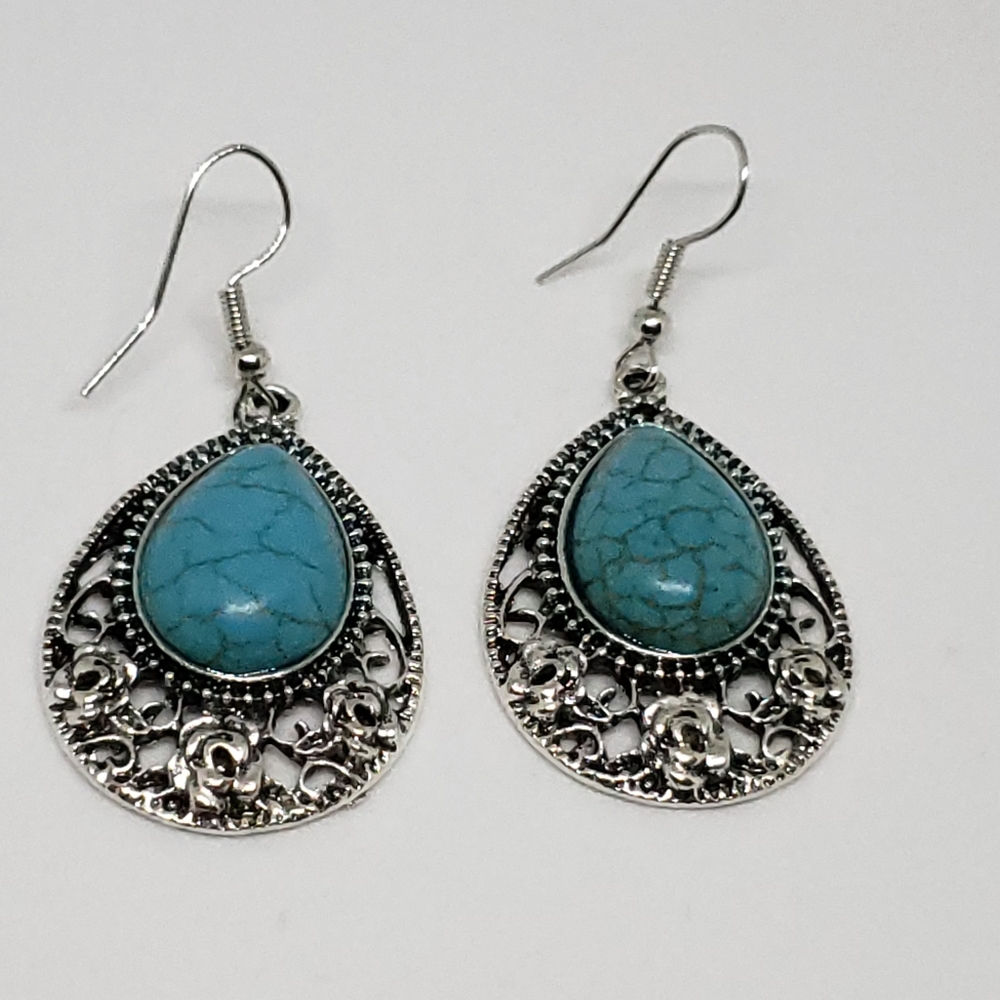 NWT Beautiful Turquoise Stone Silver Earrings - Picture 5 of 9